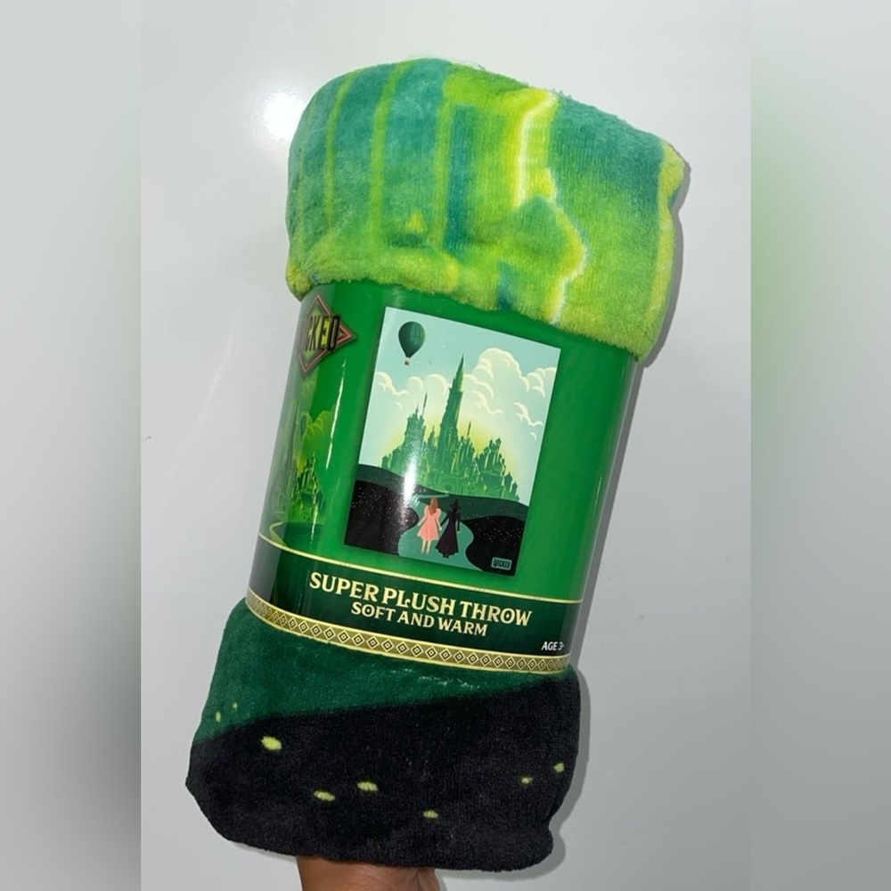 NWT: WICKEDLY BEAUTIFUL ELPHABA & GLINDA Plush Throw Blanket🩷💚